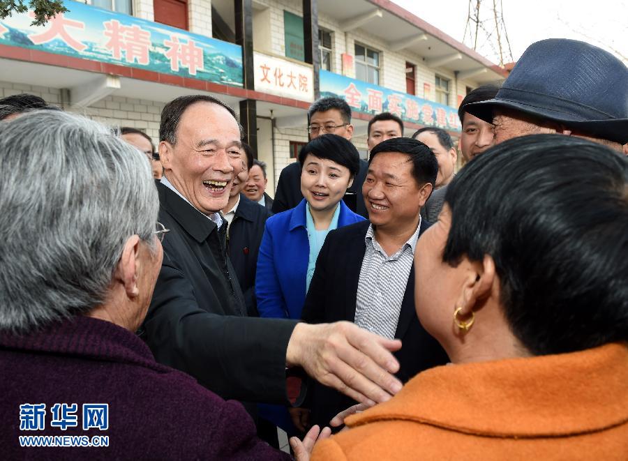 3月27日至28日，中共中央政治局常委、中央紀(jì)委書記王岐山到河南省調(diào)研，并主持召開座談會。這是3月27日王岐山在河南林州姚村鎮(zhèn)馮家口村同村民親切交談。 新華社記者 饒愛民 攝