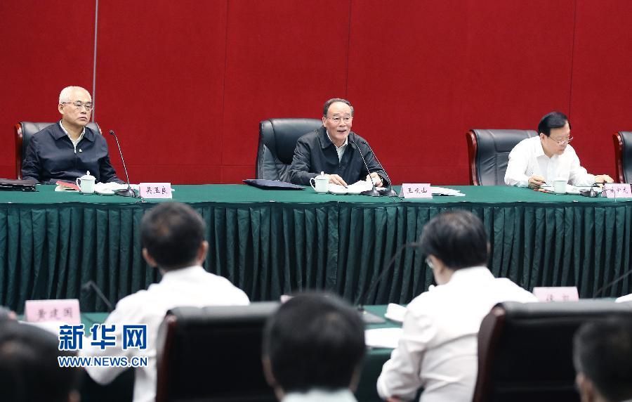 5月8日至10日，中共中央政治局常委、中央紀委書記王岐山到浙江省調(diào)研，并主持召開部分省區(qū)市紀委書記座談會。這是5月9日，王岐山在嘉興主持召開部分省區(qū)市紀委書記座談會。新華社記者 姚大偉 攝 
