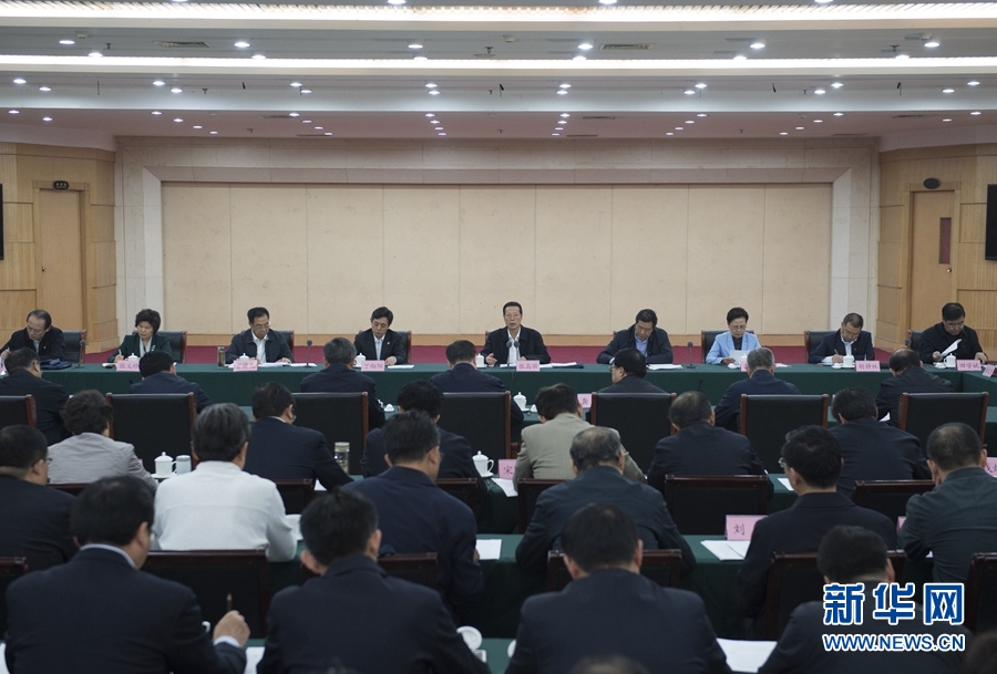 10月22日至23日，中共中央政治局常委、國務院副總理張高麗在山東調研扶貧工作情況。這是10月23日，張高麗在菏澤市主持召開扶貧工作座談會。 新華社記者 王曄 攝