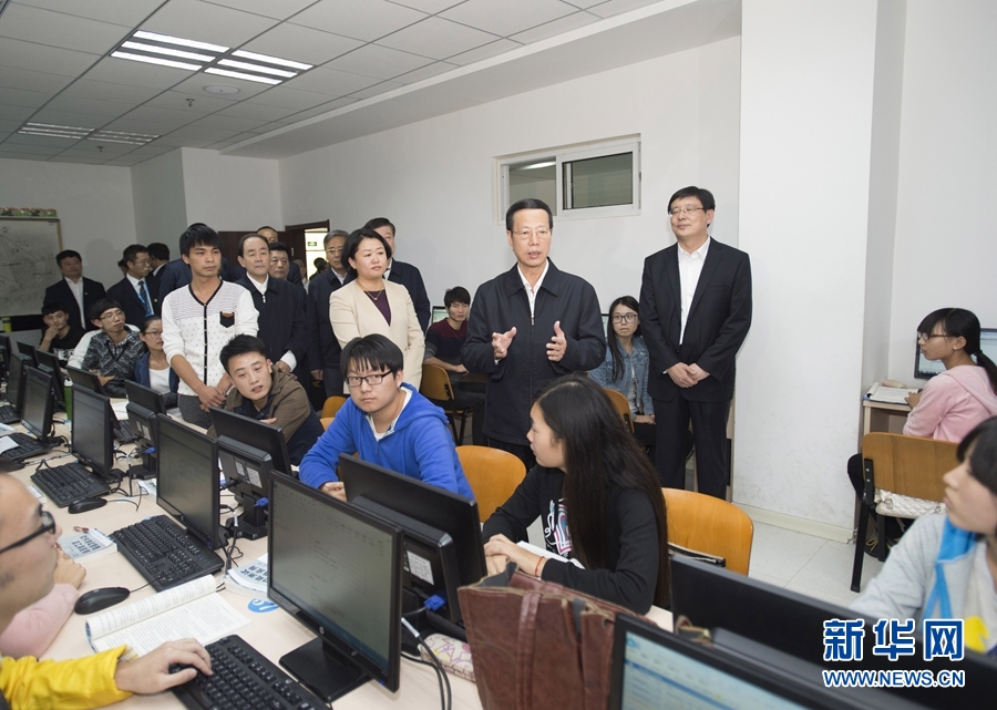 10月22日至23日，中共中央政治局常委、國務院副總理張高麗在山東調研扶貧工作情況。這是10月22日，張高麗在濟寧市惠普軟件人才實訓基地調研教育培訓脫貧有關情況。 新華社記者 王曄 攝