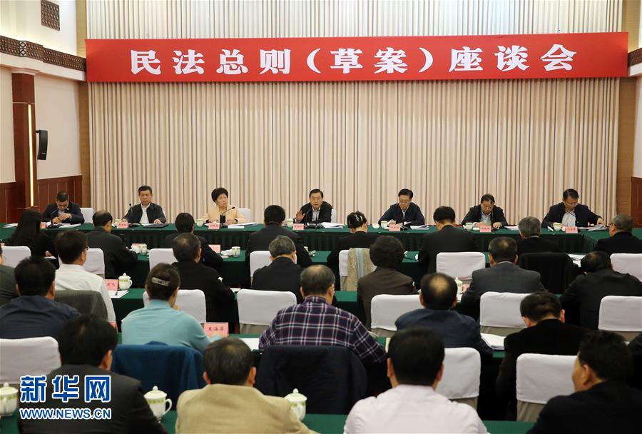 這是11月23日，張德江在成都主持召開座談會，11個?。▍^、市）人大常委會負責同志、部分全國人大代表、法律工作者及專家學者參加會議。新華社記者 劉衛兵 攝 