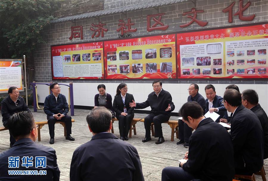 這是11月21日，張德江來到宜賓李莊鎮同濟社區，了解社區的工作情況。 新華社記者 劉衛兵 攝 