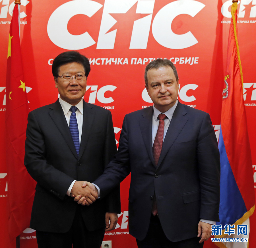 4月13日，中共中央政治局委員、中央黨的建設工作領導小組副組長張春賢（左）在塞爾維亞貝爾格萊德會見塞社會黨主席、政府第一副總理兼外長達契奇。新華社發（普雷德拉格·米洛薩夫列維奇攝）