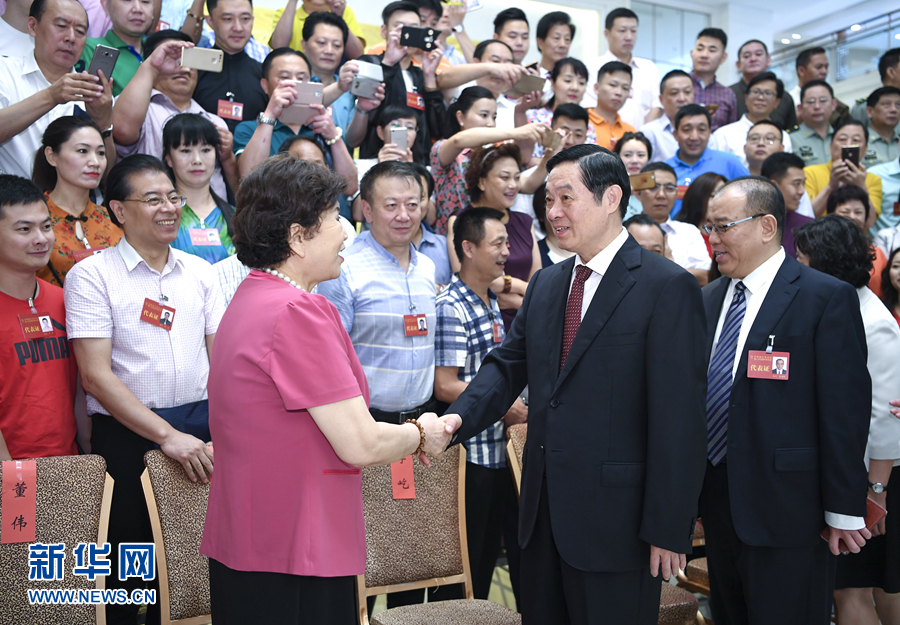 7月19日，中國曲藝家協會第八次全國代表大會在北京召開。中共中央政治局委員、中央書記處書記、中宣部部長劉奇葆出席開幕式并講話。這是開幕式前，劉奇葆接見與會代表。新華社記者 張領 攝