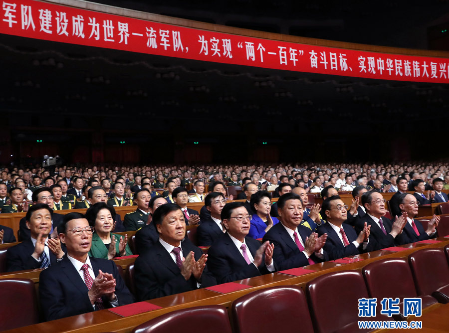 7月28日，慶祝中國人民解放軍建軍90周年文藝晚會《在黨的旗幟下》在北京人民大會堂舉行。中共中央總書記、國家主席、中央軍委主席習近平和李克強、張德江、俞正聲、劉云山、王岐山、張高麗等黨和國家領導人，與首都3000多名各界群眾一起觀看演出。新華社記者 馬占成 攝