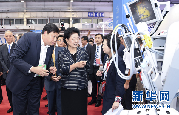 8月23日，2017世界機器人大會開幕式在北京舉行，中共中央政治局委員、國務院副總理劉延東出席并講話。這是開幕式后，劉延東參觀機器人應用展覽。新華社記者 張領 攝