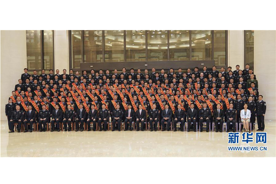 9月22日，“熱血鑄劍·丹心衛(wèi)民”全國公安百佳刑警推選活動揭曉儀式在北京舉行。中共中央政治局委員、中央政法委書記孟建柱會見當選民警并觀看揭曉儀式。國務委員、公安部部長郭聲琨參加會見并觀看揭曉儀式。新華社記者 殷剛 攝