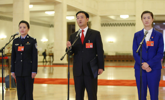 李貝、裴春亮、丁寧代表接受采訪(fǎng)