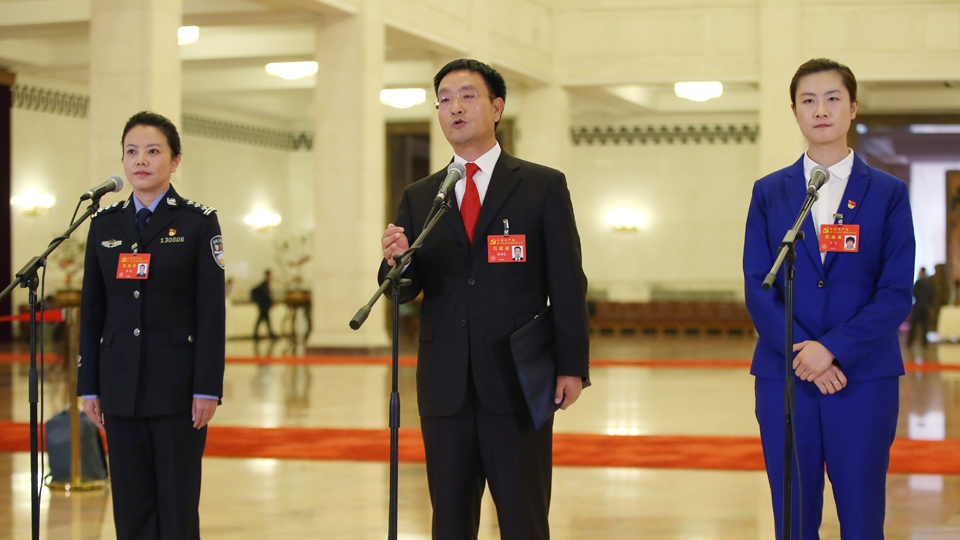 李貝、裴春亮、丁寧代表接受采訪(fǎng)