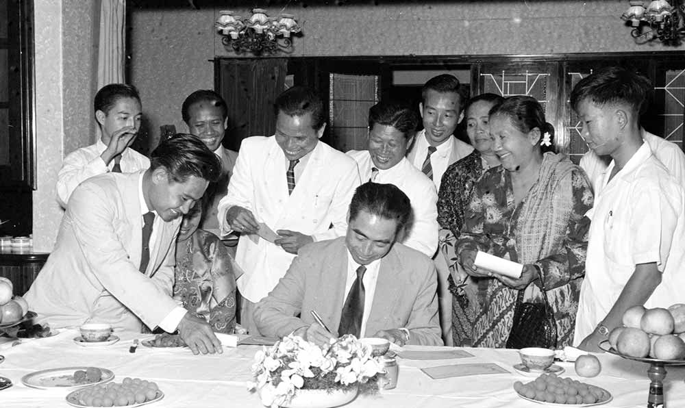 1955年4月25日，為迎接亞非會議而組織的萬隆人民委員會的代表請周恩來總理簽名留念。