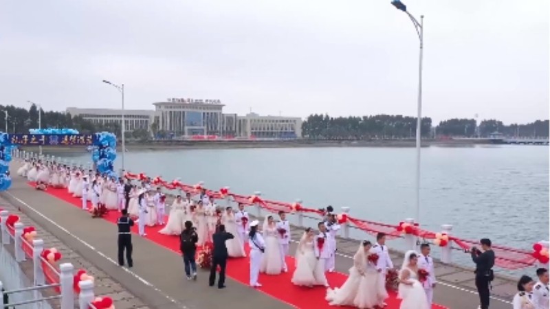 乘風破浪來娶你！海軍某部30對新人舉行集體婚禮