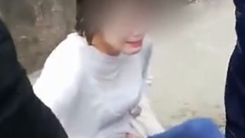 四川一女子墜河欲輕生，兩名消防員一躍而下