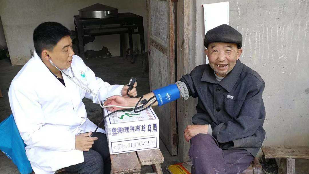 追夢中國人｜鄉村醫生譚明章：父子兩代堅守，致力鄉村醫療