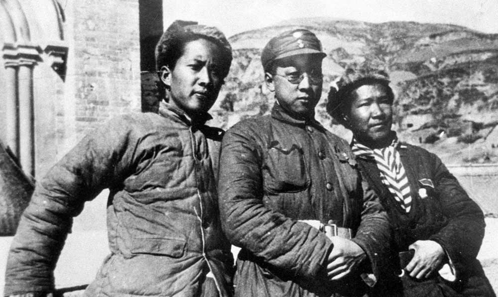 延安魯迅藝術文學院托兒所的阿姨和孩子們。