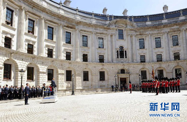 6月17日，中國國務院總理李克強在倫敦唐寧街10號首相府同英國首相卡梅倫舉行中英總理年度會晤。這是會晤前，卡梅倫為李克強舉行隆重的歡迎儀式。新華社記者 張鐸 攝 