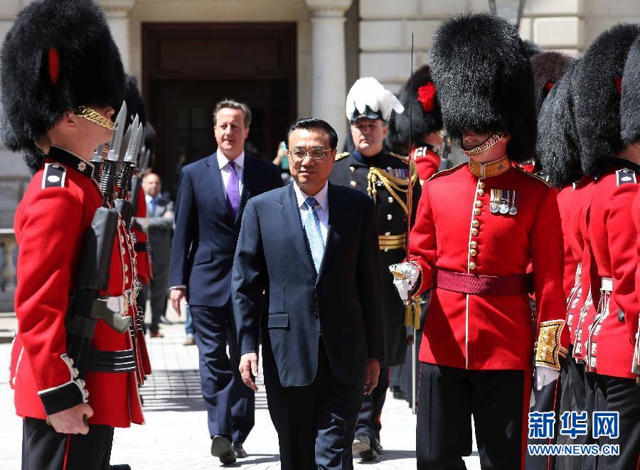 6月17日，國務院總理李克強在倫敦唐寧街10號首相府同英國首相卡梅倫舉行中英總理年度會晤。這是會晤前，卡梅倫為李克強舉行隆重的歡迎儀式。新華社記者 龐興雷 攝