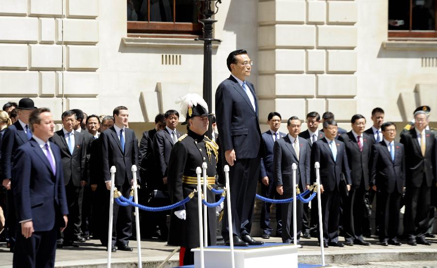 6月17日，中國國務院總理李克強在倫敦唐寧街10號首相府同英國首相卡梅倫舉行中英總理年度會晤。這是會晤前，卡梅倫為李克強舉行隆重的歡迎儀式。新華社記者 張鐸 攝 