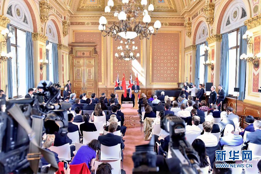 6月17日，中國(guó)國(guó)務(wù)院總理李克強(qiáng)同英國(guó)首相卡梅倫在倫敦舉行中英總理年度會(huì)晤后共同會(huì)見(jiàn)記者。新華社記者 李濤 攝