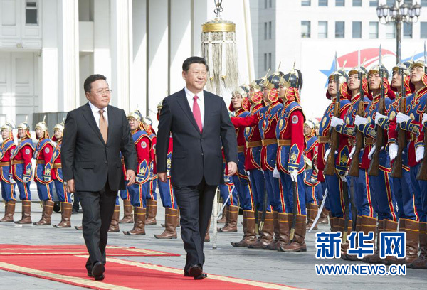8月21日，國家主席習近平在烏蘭巴托同蒙古國總統額勒貝格道爾吉舉行會談。會談前，額勒貝格道爾吉在國家宮前廣場為習近平舉行隆重歡迎儀式。新華社記者 黃敬文 攝