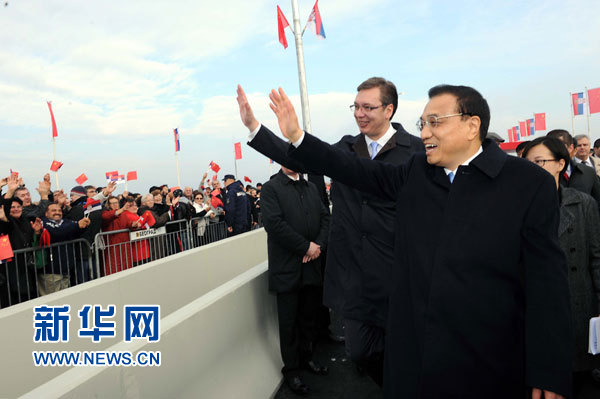 12月18日，中國國務院總理李克強在貝爾格萊德同塞爾維亞總理武契奇共同出席貝爾格萊德跨多瑙河大橋竣工儀式。這是李克強與武契奇在儀式現(xiàn)場向塞爾維亞群眾揮手致意。新華社記者 饒愛民 攝