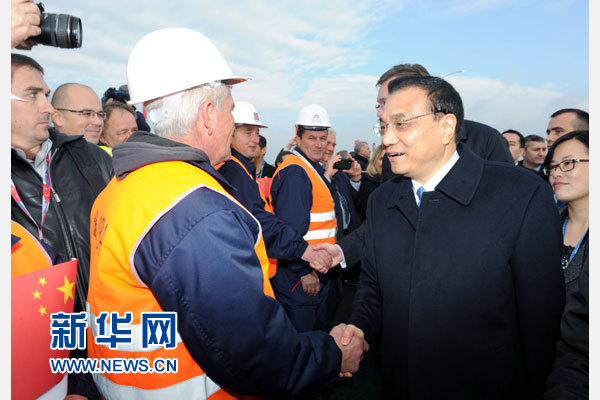 12月18日，中國國務院總理李克強在貝爾格萊德同塞爾維亞總理武契奇共同出席貝爾格萊德跨多瑙河大橋竣工儀式。這是李克強同大橋建設者親切交流。新華社記者 饒愛民 攝