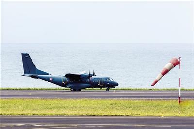 7日，法屬留尼汪島，法國軍事運輸機沿海岸搜尋MH370殘骸。