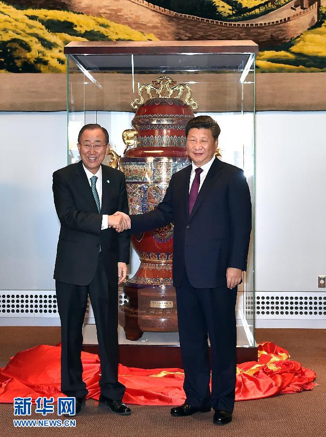  9月27日，國家主席習(xí)近平在紐約出席中國向聯(lián)合國贈送“和平尊”儀式。聯(lián)合國秘書長潘基文出席。 新華社記者 李濤 攝 