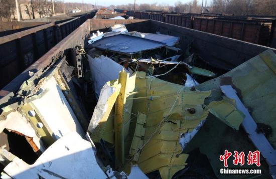 資料圖：烏克蘭頓涅茨克，MH17墜毀客機的殘骸裝上火車。圖片來源：CFP視覺中國