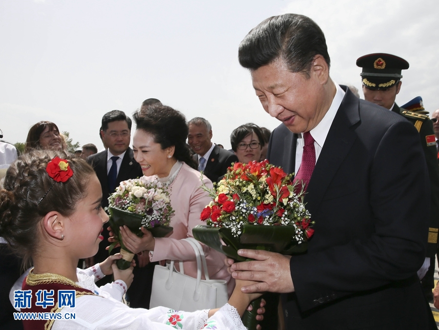  6月17日，國家主席習(xí)近平乘專機(jī)抵達(dá)貝爾格萊德，開始對塞爾維亞共和國進(jìn)行國事訪問。塞爾維亞少年兒童向習(xí)近平和夫人彭麗媛獻(xiàn)上鮮花。新華社記者 蘭紅光 攝 