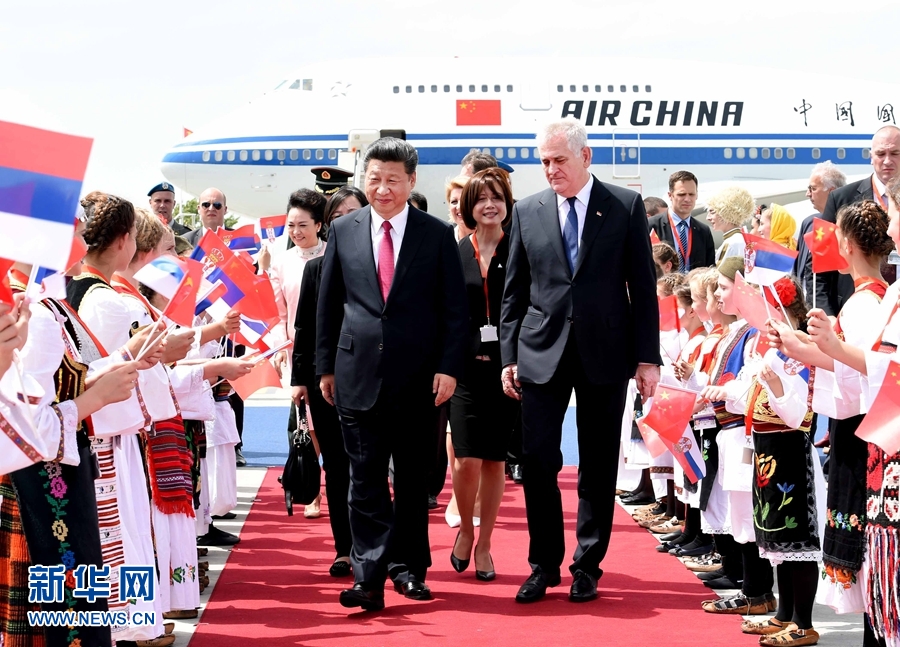 6月17日，國家主席習(xí)近平乘專機(jī)抵達(dá)貝爾格萊德，開始對塞爾維亞共和國進(jìn)行國事訪問。習(xí)近平和夫人彭麗媛在機(jī)場受到塞爾維亞總統(tǒng)尼科利奇夫婦的熱情迎接。新華社記者 饒愛民 攝