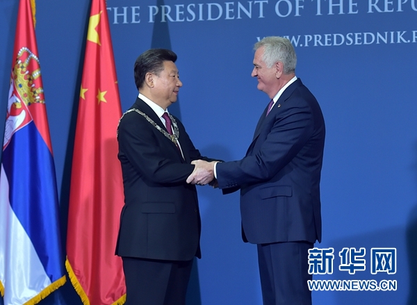6月18日，國家主席習(xí)近平在貝爾格萊德同塞爾維亞總統(tǒng)尼科利奇舉行會談。會談后，尼科利奇向習(xí)近平授予塞爾維亞最高級別勛章“共和國一級榮譽勛章”，感謝習(xí)近平為中塞關(guān)系發(fā)展作出的杰出貢獻。新華社記者 李濤 攝 