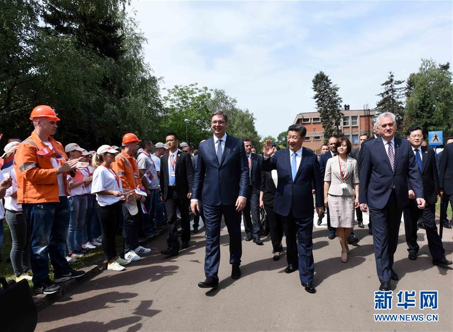 6月19日上午，國家主席習近平在貝爾格萊德參觀河鋼集團塞爾維亞斯梅代雷沃鋼廠。習近平抵達時，塞爾維亞總統尼科利奇、總理武契奇在停車處熱情迎接。鋼廠工人和家屬、當地市民數千人夾道歡迎。新華社記者 饒愛民 攝