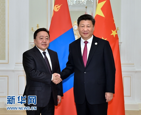 6月23日，國(guó)家主席習(xí)近平在塔什干會(huì)見(jiàn)蒙古國(guó)總統(tǒng)額勒貝格道爾吉。 新華社記者李濤攝