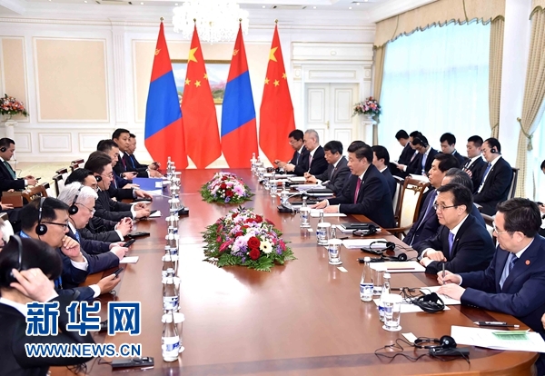 6月23日，國(guó)家主席習(xí)近平在塔什干會(huì)見(jiàn)蒙古國(guó)總統(tǒng)額勒貝格道爾吉。 新華社記者李濤攝