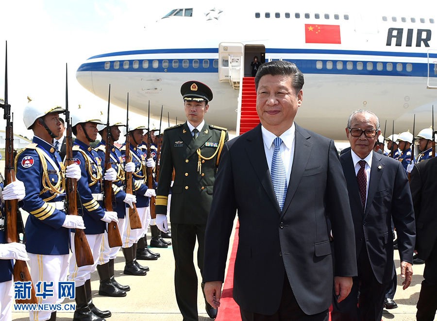 10月13日，國家主席習(xí)近平乘專機(jī)抵達(dá)金邊國際機(jī)場，開始對柬埔寨王國進(jìn)行國事訪問。柬埔寨副首相兼王宮事務(wù)大臣貢桑奧親王和夏卡朋親王、阿倫公主等在舷梯旁熱情迎接習(xí)近平主席。新華社記者　謝環(huán)馳　攝