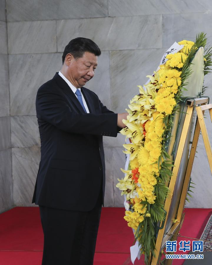 10月13日，國家主席習(xí)近平在金邊同柬埔寨首相洪森舉行會談。會談前，習(xí)近平向柬埔寨獨立紀念碑獻花圈。 新華社記者丁林攝 