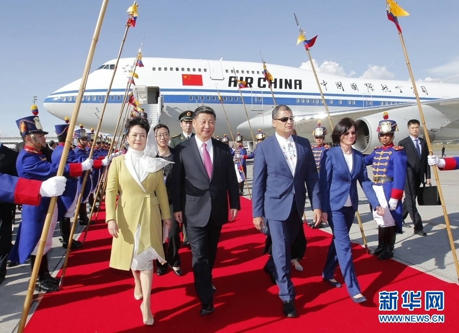 當(dāng)?shù)貢r間11月17日，國家主席習(xí)近平乘專機(jī)抵達(dá)基多，開始對厄瓜多爾共和國進(jìn)行國事訪問。厄瓜多爾總統(tǒng)科雷亞和夫人馬勒布等在機(jī)場熱情迎接習(xí)近平和夫人彭麗媛。新華社記者 鞠鵬 攝 
