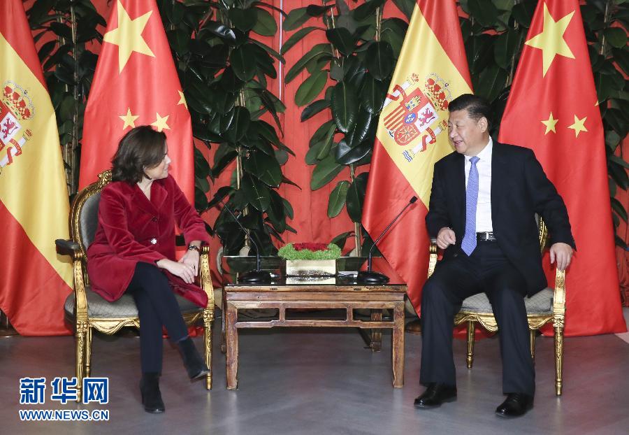 11月24日，國家主席習(xí)近平在西班牙大加那利島會(huì)見西班牙副首相薩恩斯。 新華社記者 蘭紅光 攝