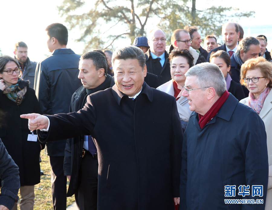 1月18日，國家主席習近平在瑞士洛桑國際奧林匹克博物館會見國際奧林匹克委員會主席巴赫。這是會見后，習近平和夫人彭麗媛在巴赫主席夫婦陪同下，參觀國際奧林匹克博物館。新華社記者 姚大偉 攝