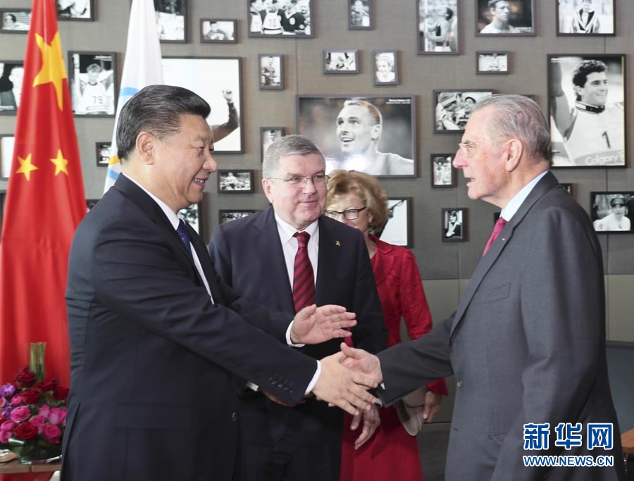 1月18日，國家主席習近平在瑞士洛桑國際奧林匹克博物館會見國際奧林匹克委員會主席巴赫。這是會見后，習近平與國際奧委會名譽主席羅格交談。新華社記者 蘭紅光 攝