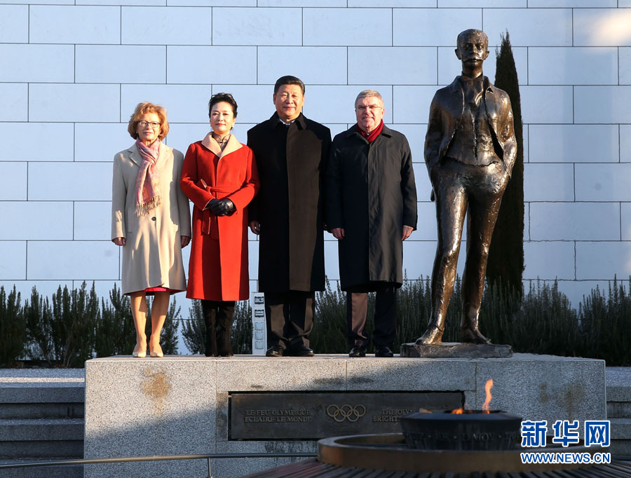 1月18日，國家主席習近平在瑞士洛桑國際奧林匹克博物館會見國際奧林匹克委員會主席巴赫。這是習近平和夫人彭麗媛與巴赫夫婦在現代奧林匹克運動發起人顧拜旦雕像前合影。新華社記者 姚大偉 攝