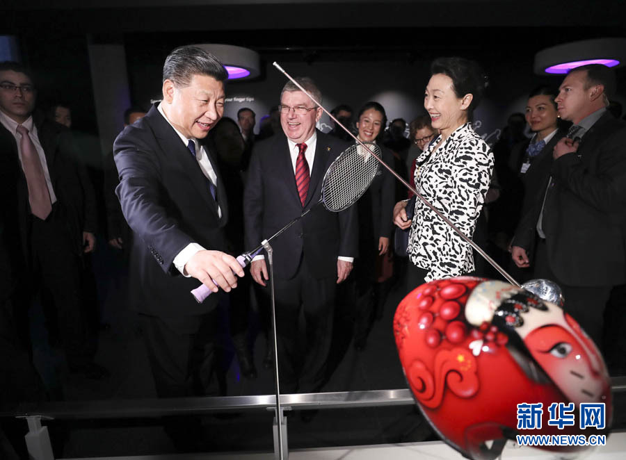 1月18日，國家主席習近平在瑞士洛桑國際奧林匹克博物館會見國際奧林匹克委員會主席巴赫。這是習近平在巴赫陪同下，參觀羽毛球世界冠軍李玲蔚用過的球拍。新華社記者 蘭紅光 攝