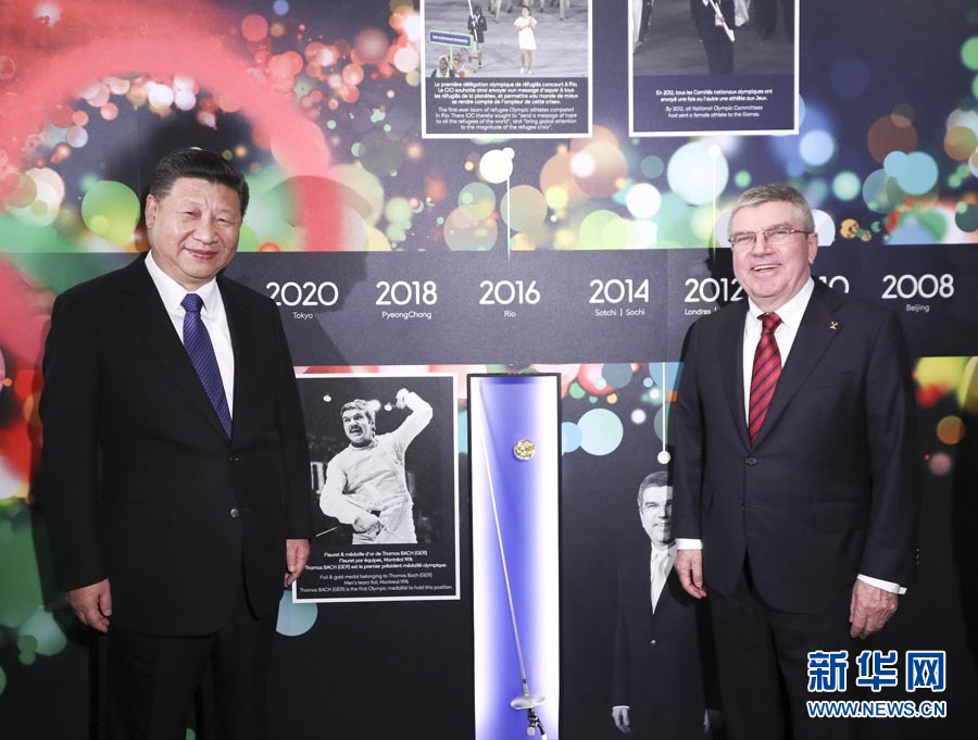 1月18日，國家主席習近平在瑞士洛桑國際奧林匹克博物館會見國際奧林匹克委員會主席巴赫。這是習近平與巴赫在巴赫作為擊劍運動員參加奧運會的照片前合影。新華社記者 蘭紅光 攝