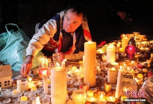 3月23日晚，倫敦民眾在市中心的特拉法加廣場舉行燭光集會，悼念此前一天發(fā)生在英國議會大廈附近的恐怖襲擊事件遇難者。 <a target='_blank' ><p  align=