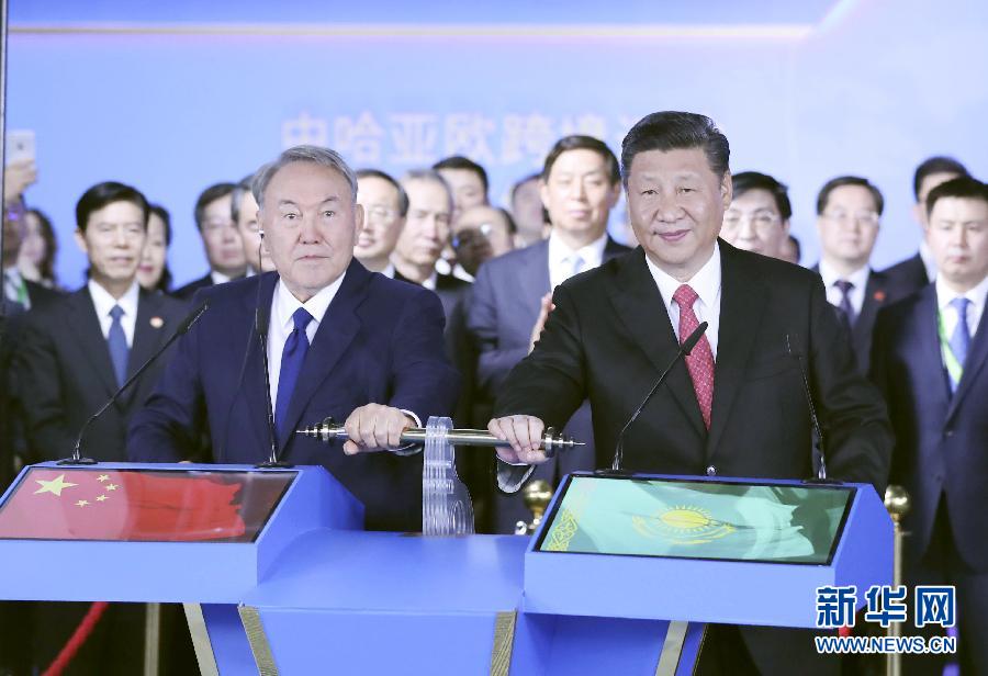 6月8日，正在哈薩克斯坦訪問的國家主席習近平在哈薩克斯坦總統納扎爾巴耶夫陪同下，參觀阿斯塔納專項世博會中國國家館，并共同出席中哈亞歐跨境運輸視頻連線儀式。這是在中國國家館舉行的中哈亞歐跨境運輸視頻連線儀式上，兩國元首共同推動操控桿，視頻顯示中哈連云港物流合作基地和“霍爾果斯－東大門”經濟特區無水港兩個分會場四列火車鳴笛開行。新華社記者 丁林 攝